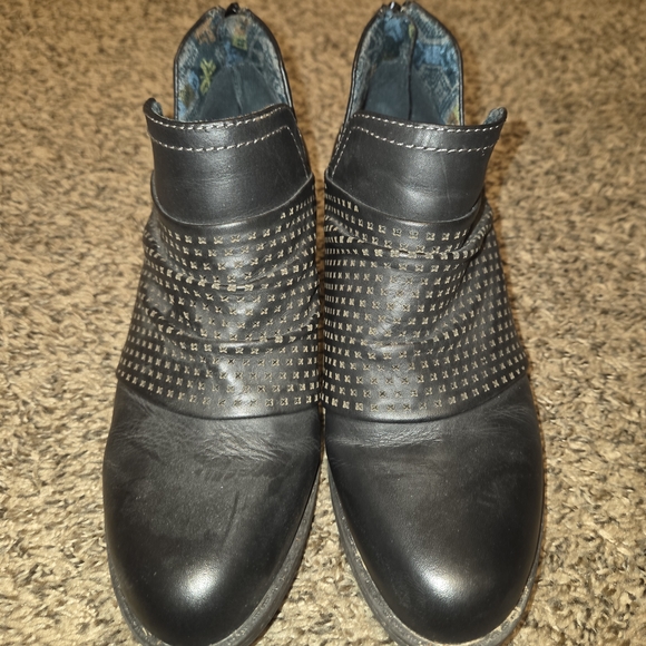 Earth Origins Black Ankle Booties with Textured Design - Picture 5 of 6